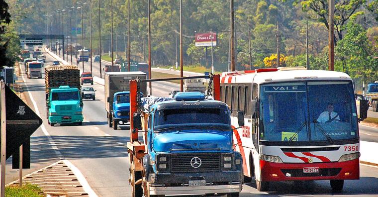 PBH faz desvios no Novo Anel para manutenção neste sábado (26/07) Automóveis, em grande volume, transitando no Novo Anel