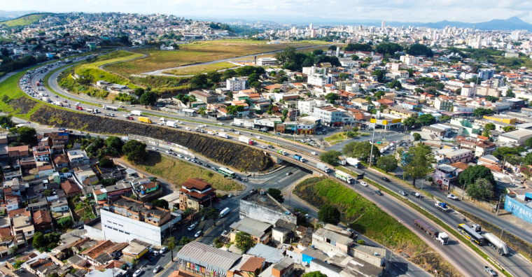 Anel visto de cima Anel visto de cima, vias com carros se movimentando e prédios aos lados