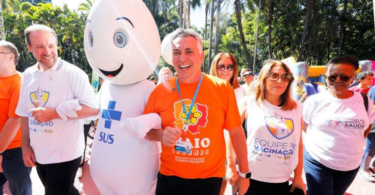 Em Dia D de vacinação, prefeito Álvaro Damião anuncia mais 13 leitos pediátricos em BH