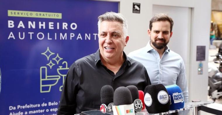 Banheiro autolimpante Prefeito Álvaro Damião na frente do Banheiro Autolimpante na R. Rio de Janeiro, Praça Sete.