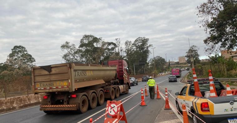 Carga especial no Novo Anel  Imagem de guardas civis fazendo a fiscalização e segurança da carga especial sendo transportada