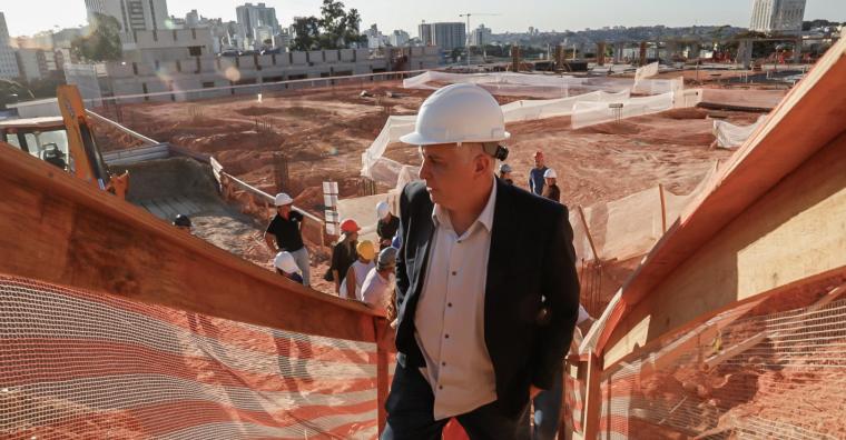 Prefeito Álvaro Damião visita obras da Casa da Mulher Brasileira