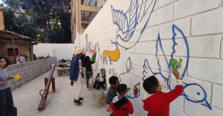Prefeitura entrega nova área de lazer para recreação infantil na Vila Estrela