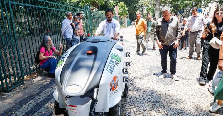 Prefeitura de BH testa varredeira elétrica para limpeza de praças e calçadas