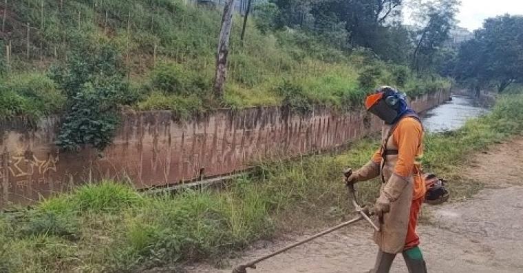 Córrego Ferrugem passa por limpeza para conter enchente na Teresa Cristina