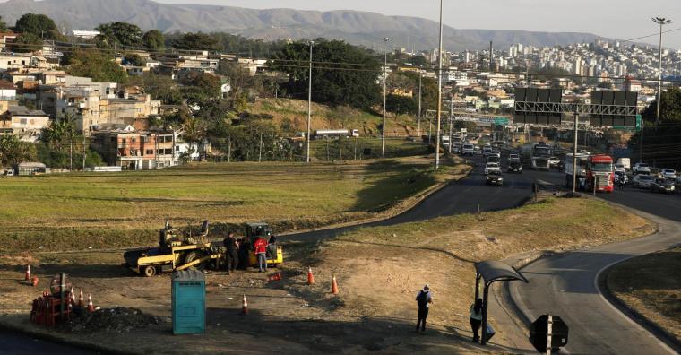 Anel durante o dia com alto fluxo de automóveis 