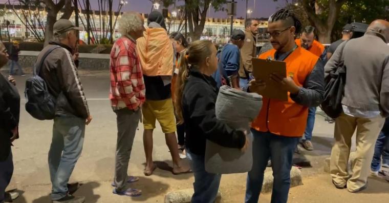 PBH intensifica ações para atendimento de pessoas em situação de rua, com distribuição de cobertores e vacinação