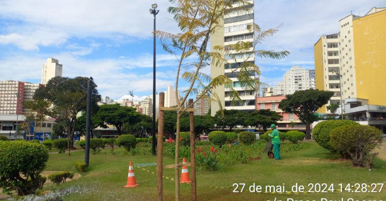 Ação de manutenção na Praça Raul Soares