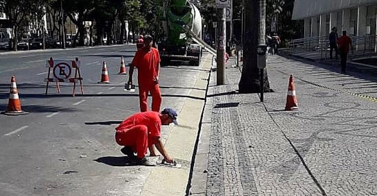 Reforma das calçadas portuguesas na região central de BH