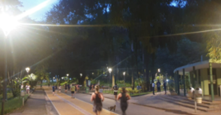 Homem e mulher correndo à noite no parque