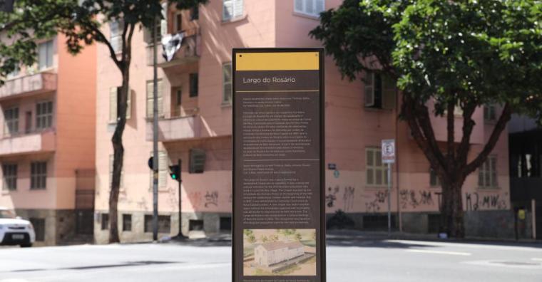 Placa onde se lê Largo do Rosário, colocada em uma esquina