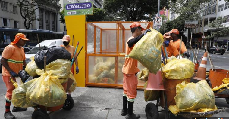Garis trabalham recolhendo e armazenando lixo na Praça Sete.