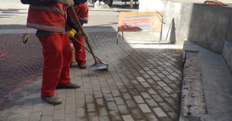 Obras de manutenção nas calçadas da Praça Sete e entorno