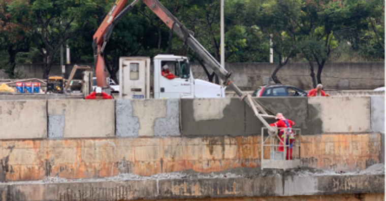 Máquinas e trabalhadores realizam ação de zeladoria na estrutura new jersey do Ribeirão Arrudas em trecho entre a Rua Mato Grosso até a Rua 21 de Abril