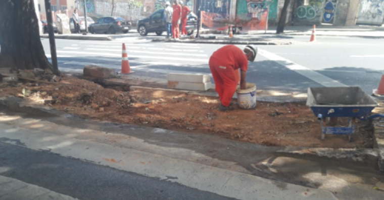 Trabalhadores realizam obras na passagem de pedestres da Avenida do Contorno, no bairro Floresta