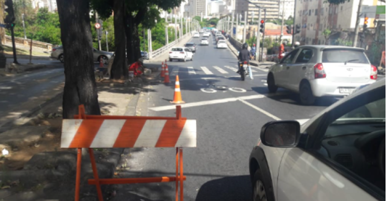 Interdição da passagem de pedestres na Av. do Contorno, próximo à Rua Sapucaí