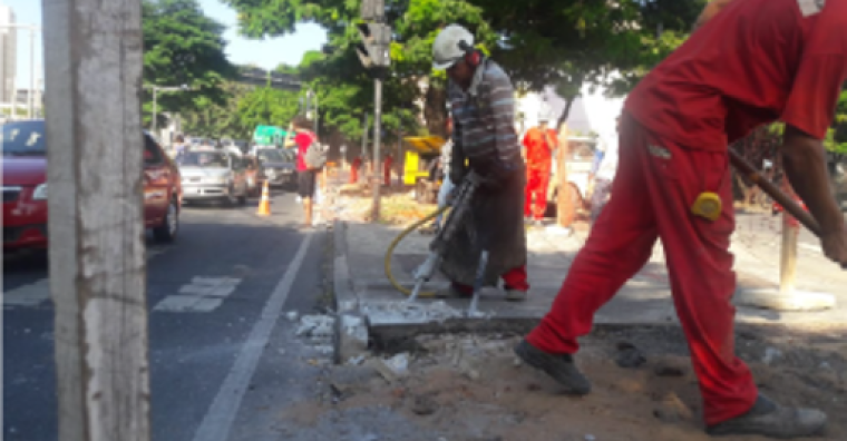 Operários realizam obras de tratamento na passagem de pedestres da Avenida do Contorno