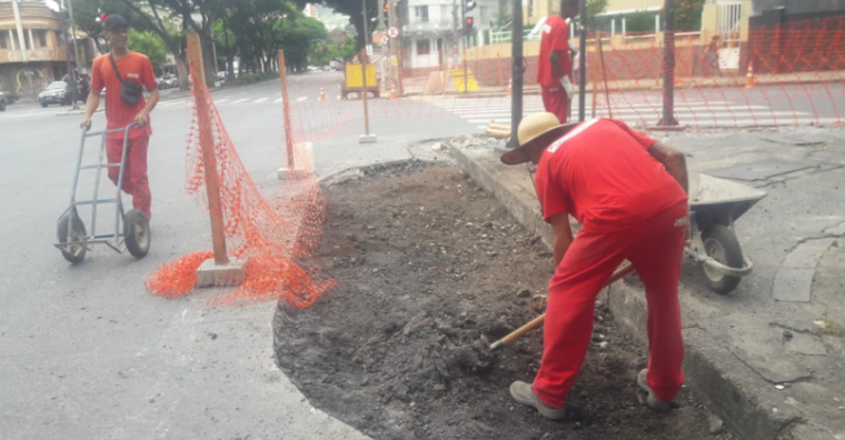 Trabalhadores realizam tratamento na passagem para pedestre Av. Bias Fortes com R. dos Guajajaras, Barro Preto