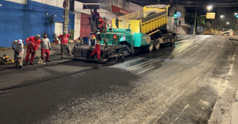 Máquina realiza recapeamento na Rua Paracatu