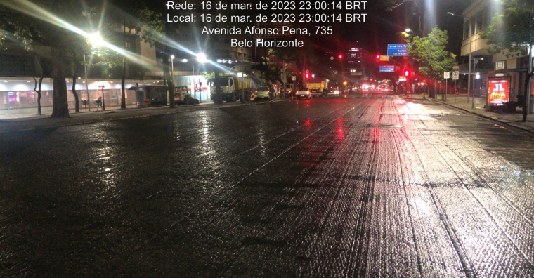 Imagem noturna do recapeamento da Avenida Afonso Pena concluído.