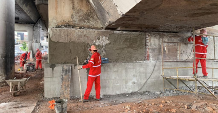 Trabalhadores realizam restauração no baixio da estrutura do viaduto Nansem Araújo