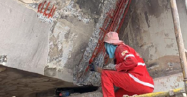 Trabalhadores realizam restauração no baixio da estrutura do viaduto Nansem Araújo