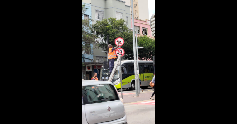 Troca da sinalização vertical na Avenida Paraná