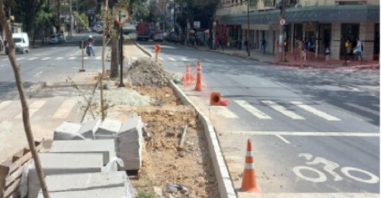 Obras na calçada da Avenida Augusto de Lima