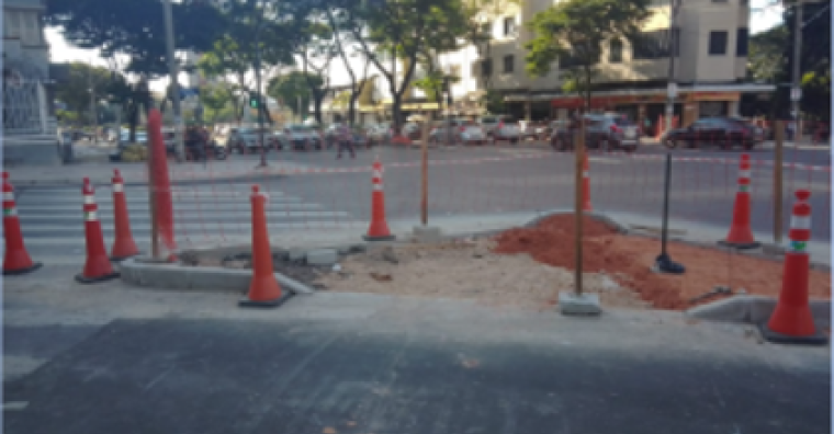 Trabalhadores realizam tratamento na passagem para pedestre no entorno da Praça Raúl Soares, no Barro Preto