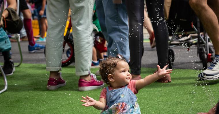Criança brinca com bolhas de sabão na Rua Sapucaí