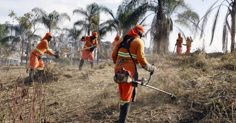 Participaram da limpeza 96 garis e 12 caminhões básculas