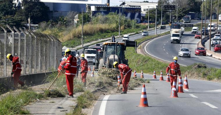 Trabalhadores da PBH fazendo a limpeza e manutenção nas vias do Novo Anel 