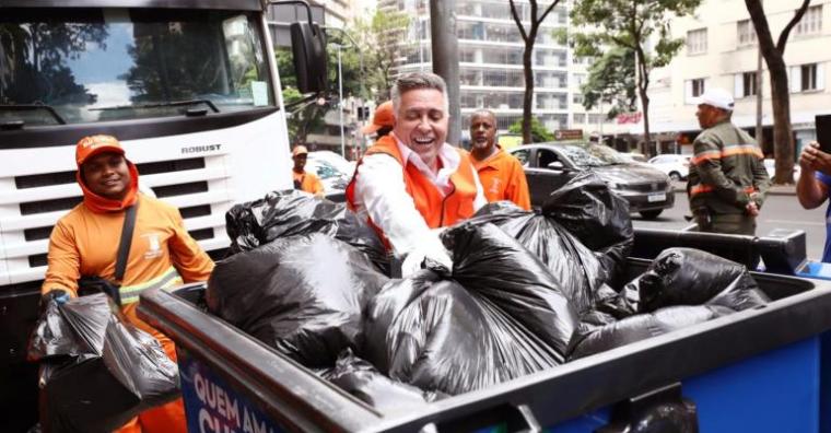 Prefeito Alvaro Damião participando do projeto-piloto de conteinerização dos resíduos domiciliares e comerciais do Hipercentro.