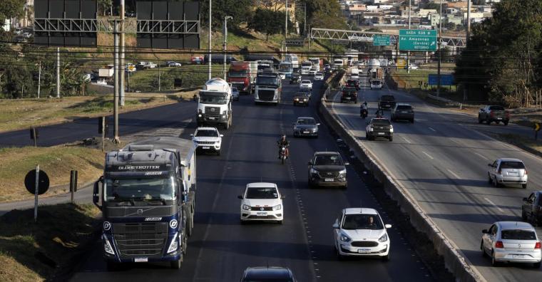 Anel durante o dia com alto fluxo de automóveis 