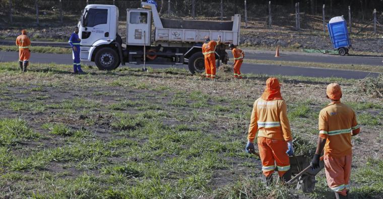 Trabalhadores fazendo a manutenção da via fazendo a limpeza e manutenção do Novo Anel 