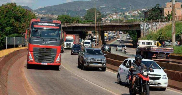 Novo Anel Anel em horário de pico, com grande fluxo de caminhões e carros
