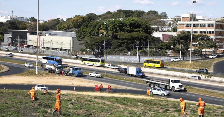 Trabalhadores fazendo a manutenção da via fazendo a limpeza e manutenção do Novo Anel 
