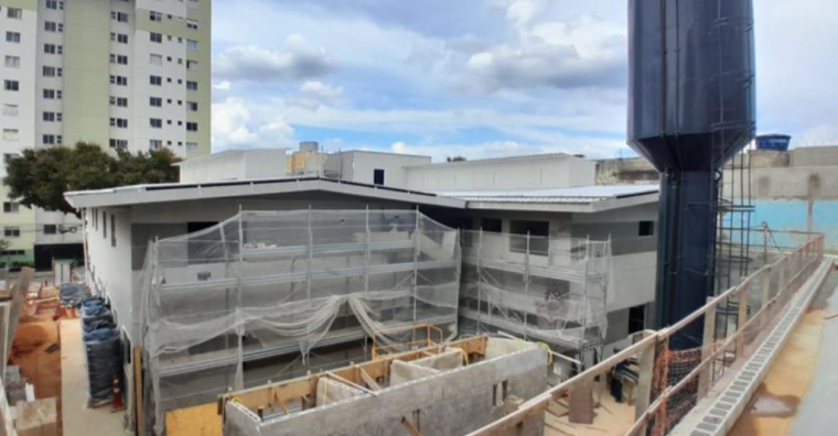 Foto da vista lateral das obras do Centro de Saúde Horto