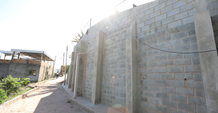 Foto de muro instalado para contenção de encosta no bairro Taquaril