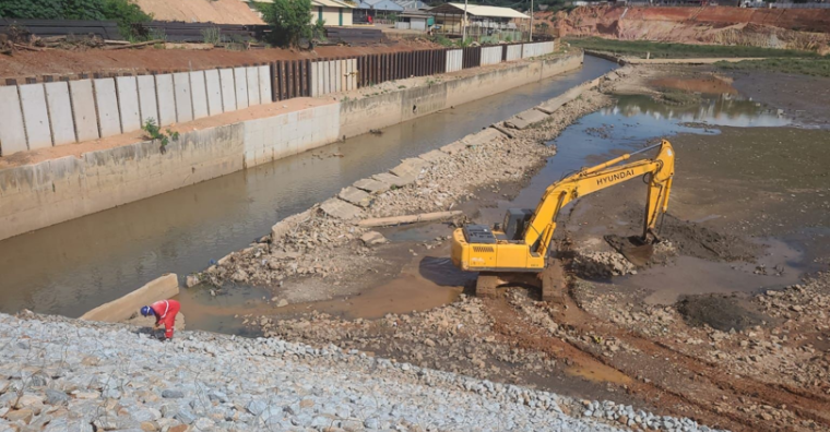 Foto da Bacia de Detenção B5 em obras com maquinário pesado