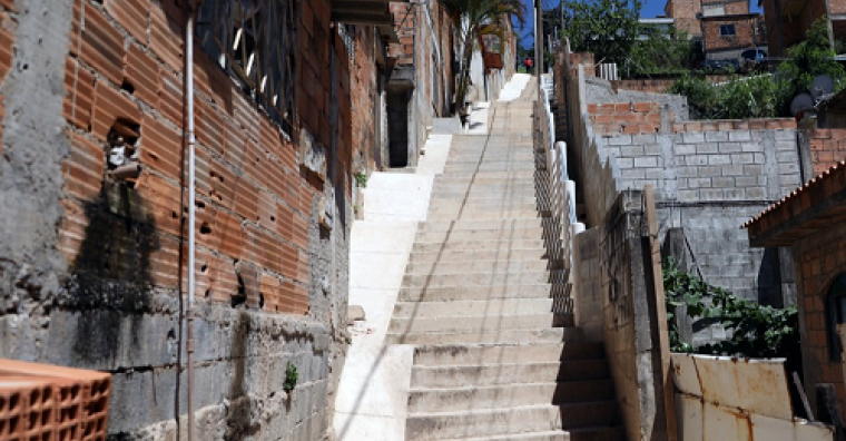 Escada em rua da Pedreira Prado Lopes