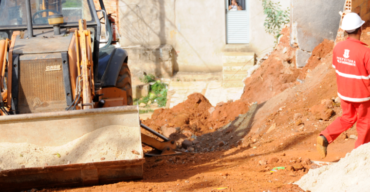 Trabalhador caminha em canteiro de obras