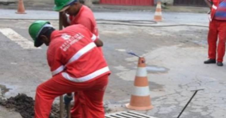 Trabalhadores realizam manutenção em rua da cidade