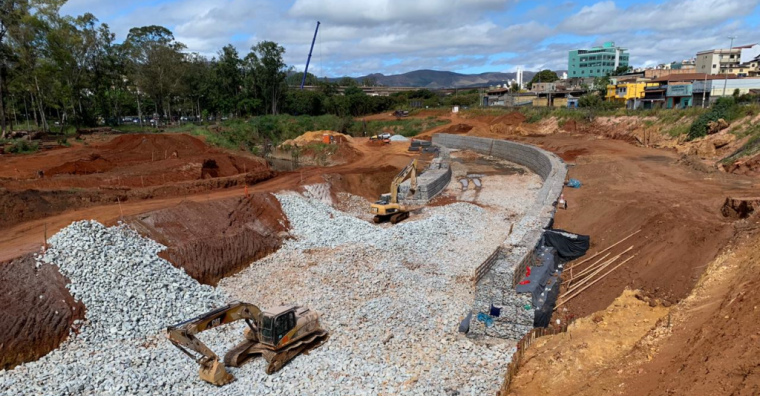 Prefeitura inicia construção de bacia de detenção na avenida Teresa Cristina Imagem da construção da bacia de detenção das Indústrias