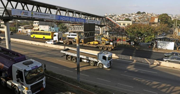 Anel visto de cima, vias com carros se movimentando e prédios aos lados