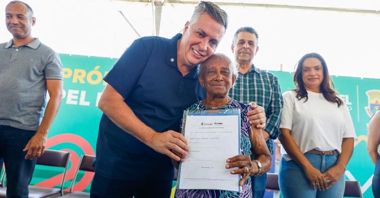 PBH entrega 566 documentos de propriedade para beneficiários da Política Municipal de Habitação
