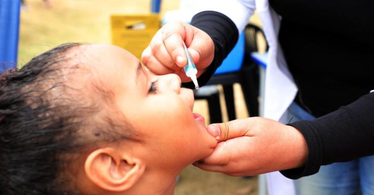 Criança sendo imunizada contra poliomielite