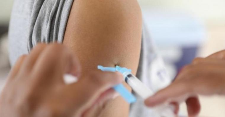 Aplicação de vacina contra a Covid-19 em uma unidade de saúde da rede municipal