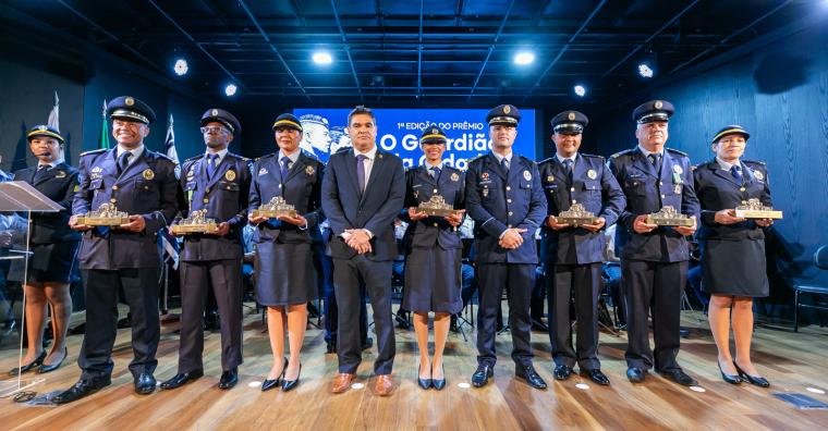 Entrega do troféu aos agentes da Guarda Civil Municipal agraciados Entrega do troféu aos agentes da Guarda Civil Municipal agraciados