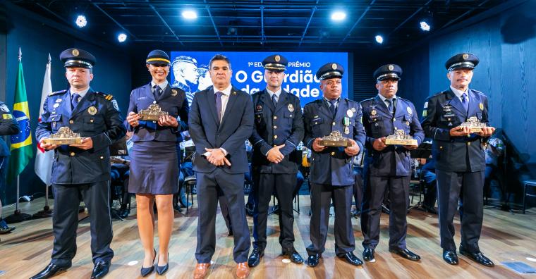 Entrega do troféu aos agentes da Guarda Civil Municipal agraciados Entrega do troféu aos agentes da Guarda Civil Municipal agraciados